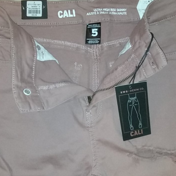 3/$20 - Cali Mauve ripped jeans - Picture 2 of 3